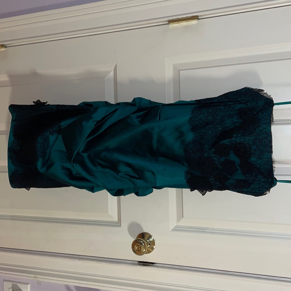 Emerald green evening dress with a beautiful lace details